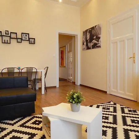 Hello Downtown - Broadway Budapest